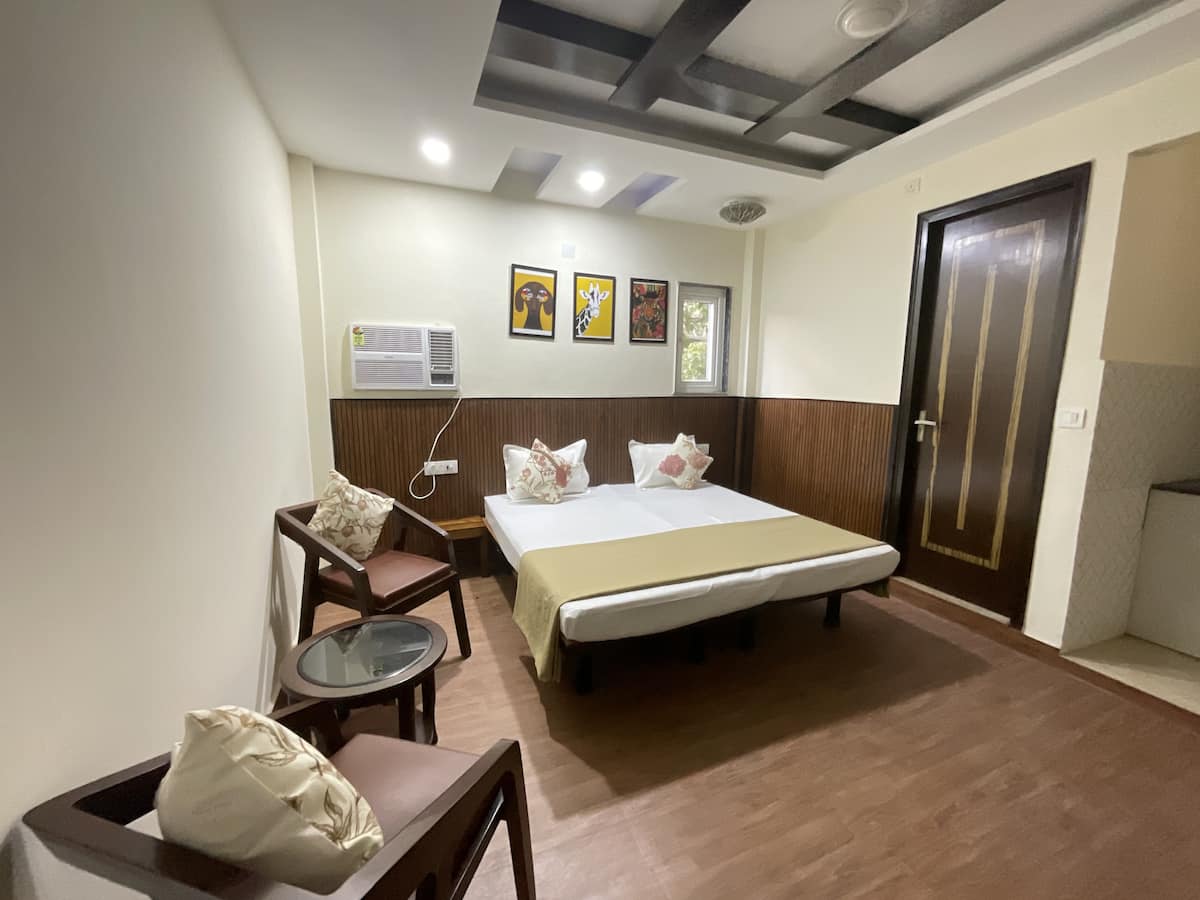 New Delhi Retreat: Charming 1-Bedroom Hideaway for 2 Guests