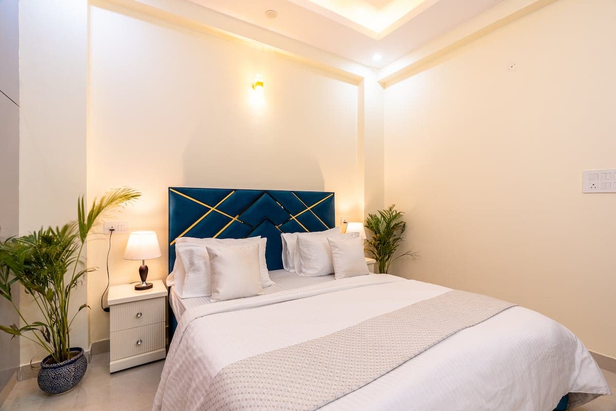 Ghaziabad Gateway: Spacious 3-Bedroom Retreat for 12 Guests