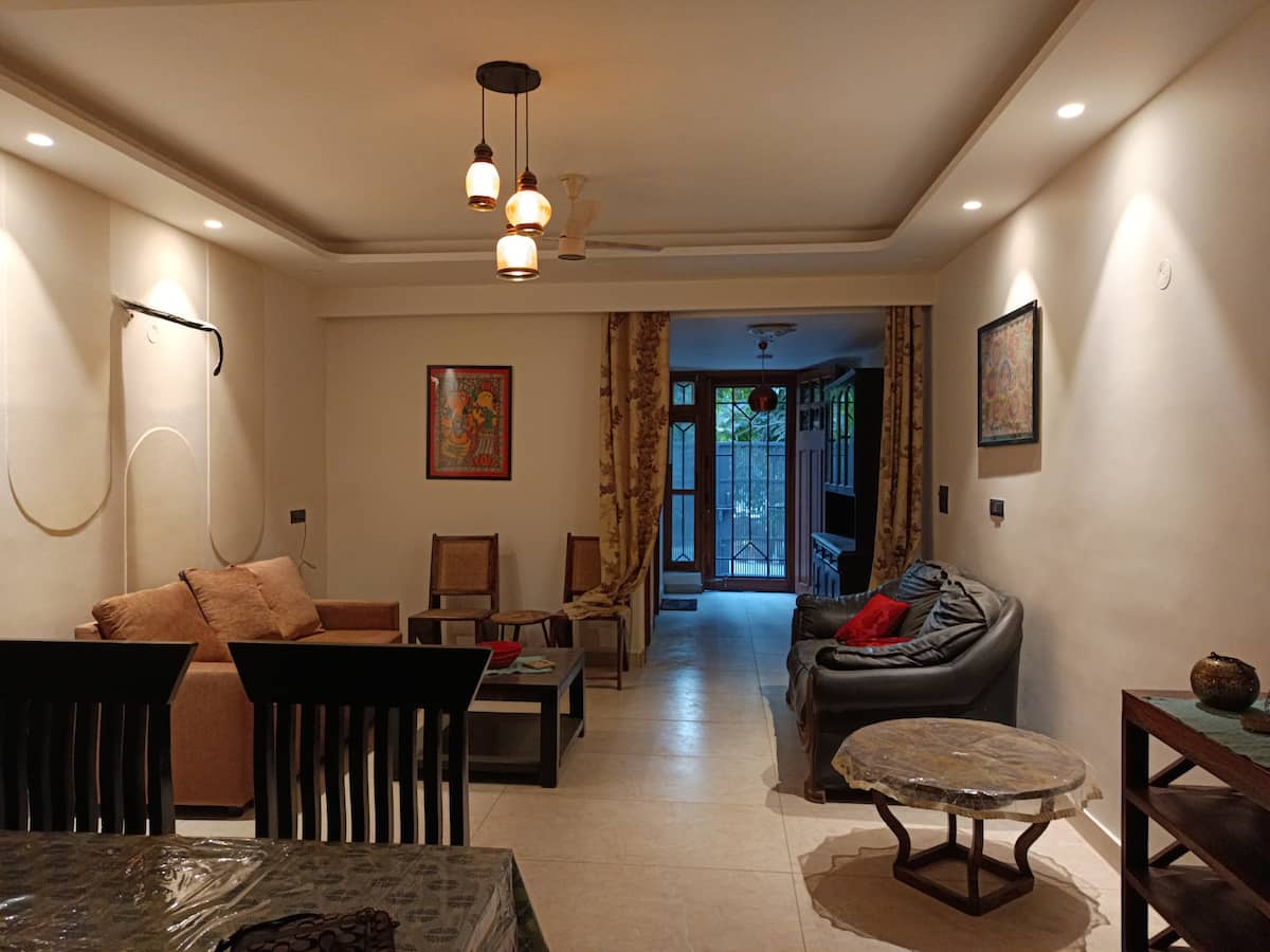 Gurugram Bungalow Retreat: Spacious 3-Bedroom Escape for 10 Guests
